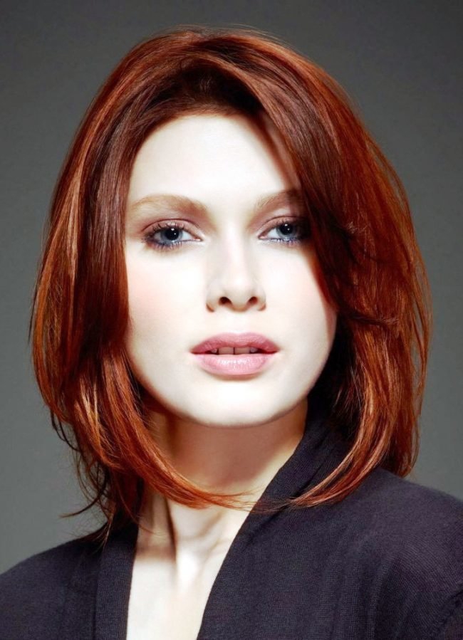 Coiffures pour femmes pour cheveux mi-longs pour un visage rond